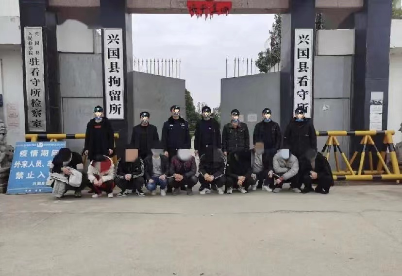 警察抓住诈骗团伙犯罪人